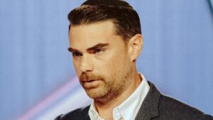 Ben Shapiro, comentarista político conservador estadounidense, en una imagen de su programa mientras reseña The Odyssey de Christopher Nolan