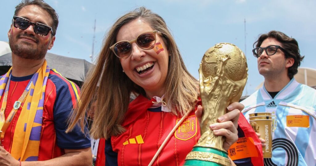 FIFA Fan Fest cierra en el Zócalo con lleno total y festejo español Miles de aficionados reunidos en el Zócalo de la Ciudad de México durante la final del Mundial 2026 entre España y Argentina