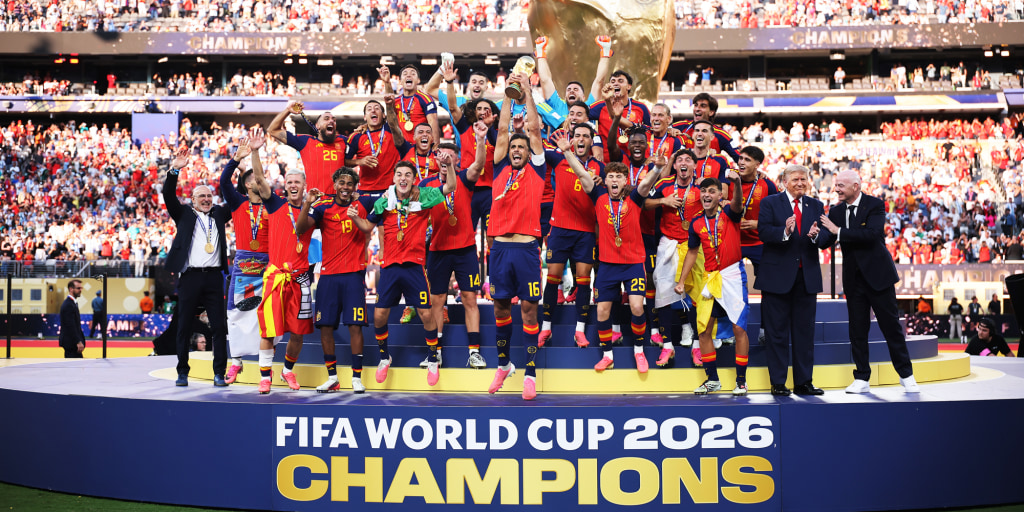 España campeón del Mundial 2026: recepción real y desfile en Madrid Selección española de fútbol celebrando el campeonato del Mundial 2026 con el trofeo de la FIFA