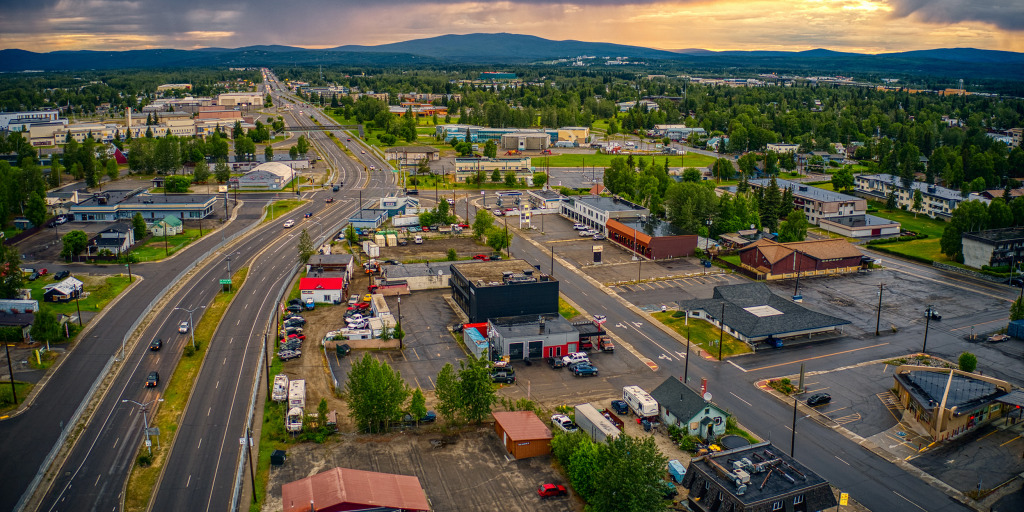 Alaska: pista anónima sobre restos humanos llevó a acusar al informante Imagen referencial de una escena de investigación policial en Alaska con autoridades examinando evidencia