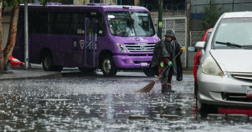 Alerta por lluvia en CDMX: Metro suspende servicio en Línea A Estación del Metro de la Línea A en CDMX durante lluvia intensa con pasajeros esperando servicio alternativo