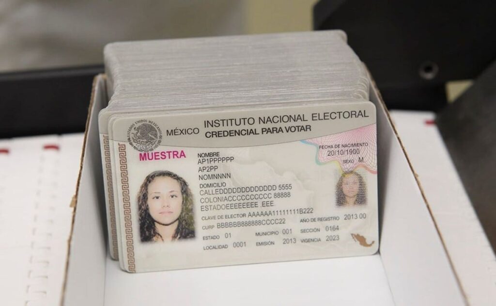 INE normaliza producción de nueva Credencial para Votar en 2026 Credencial para Votar del INE con el nuevo modelo 2026 que incluye elementos de seguridad actualizados
