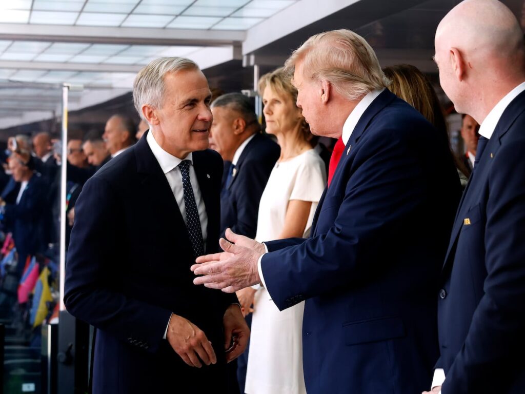 Trump impone aranceles del 50% a Canadá en plena revisión del TMEC Donald Trump firmando órdenes ejecutivas sobre aranceles a productos canadienses en la Casa Blanca