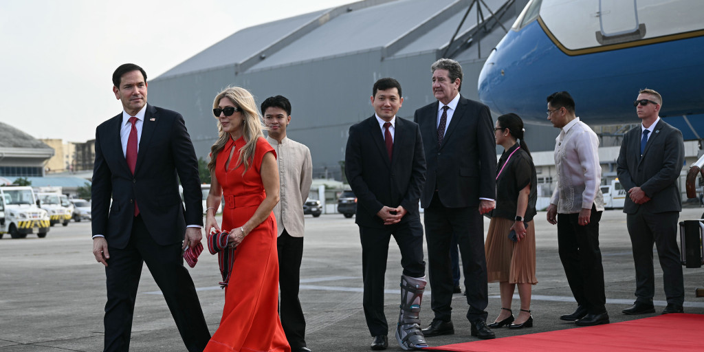 Rubio llega a Filipinas y EEUU condena acciones de China en Mar del Sur Marco Rubio, secretario de Estado de Estados Unidos, durante su visita diplomática a Filipinas en el contexto de tensiones en el Mar del Sur de China