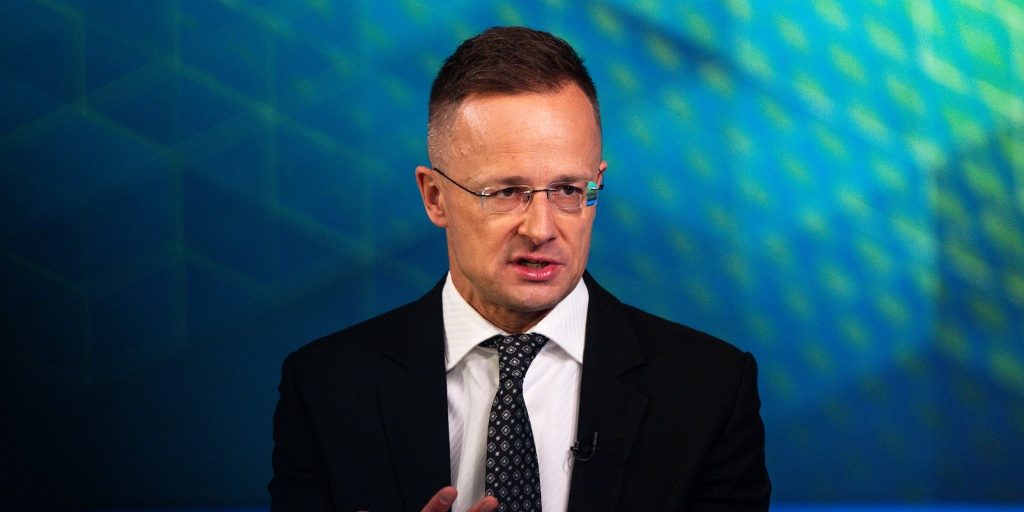 Hungría investiga acuerdo con BYD tras polémico fichaje de exministro Edificio del Parlamento de Hungría donde el primer ministro Péter Magyar anunció investigación sobre inversiones de BYD