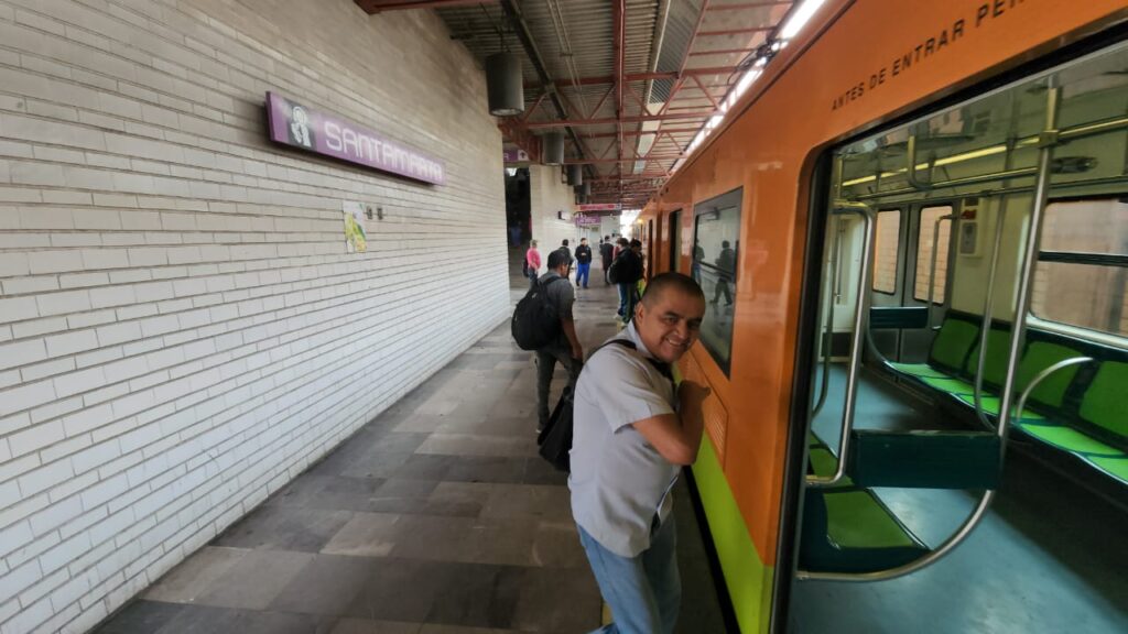 Línea A del Metro CDMX opera con normalidad tras lluvias en Iztapalapa Estación del Metro Línea A en CDMX con usuarios durante operaciones normales tras afectaciones por lluvias