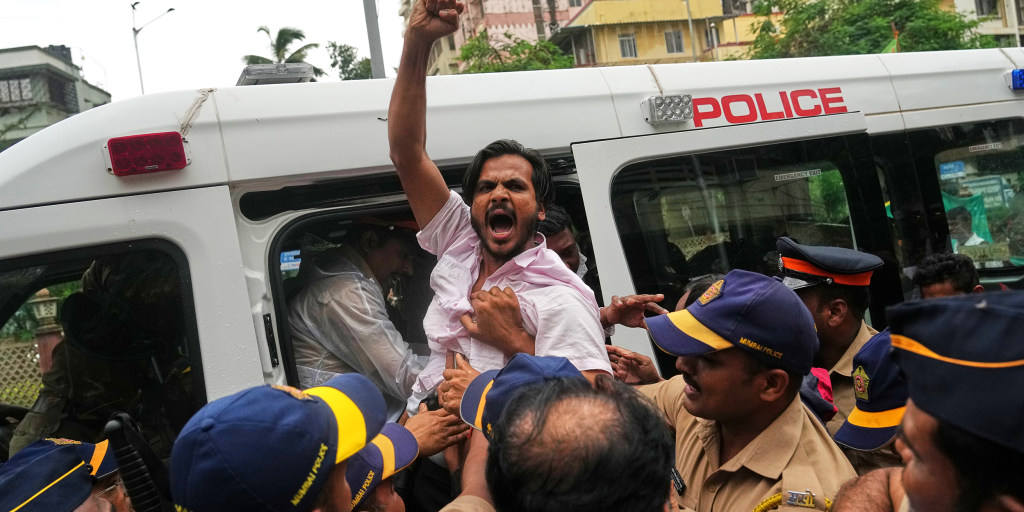 Protestas en India: jóvenes ‘cucarachas’ desafían a Modi por exámenes Estudiantes del movimiento Cockroach Janta Party protestan en las calles de Nueva Delhi contra el gobierno de Modi por filtraciones en exámenes universitarios