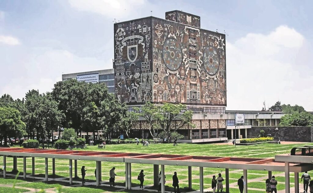 Fachada de la Rectoría de la UNAM con estudiantes universitarios en el campus de Ciudad Universitaria