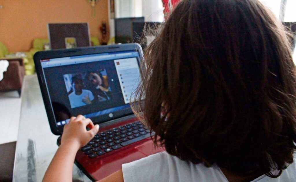 Logos de Google, Meta, YouTube y TikTok junto al escudo de la Secretaría de las Mujeres de México en campaña contra violencia digital