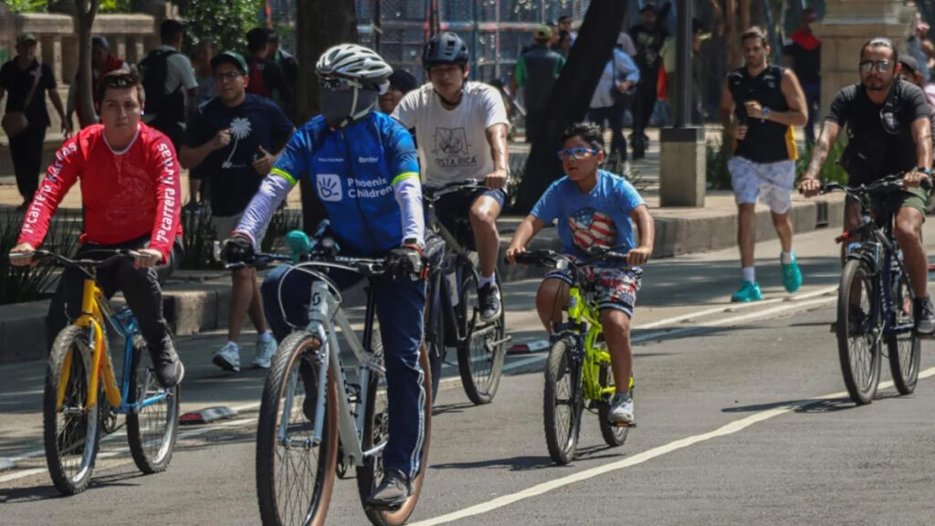 Ciclistas recorren Paseo de la Reforma durante el Ciclotón CDMX 2026