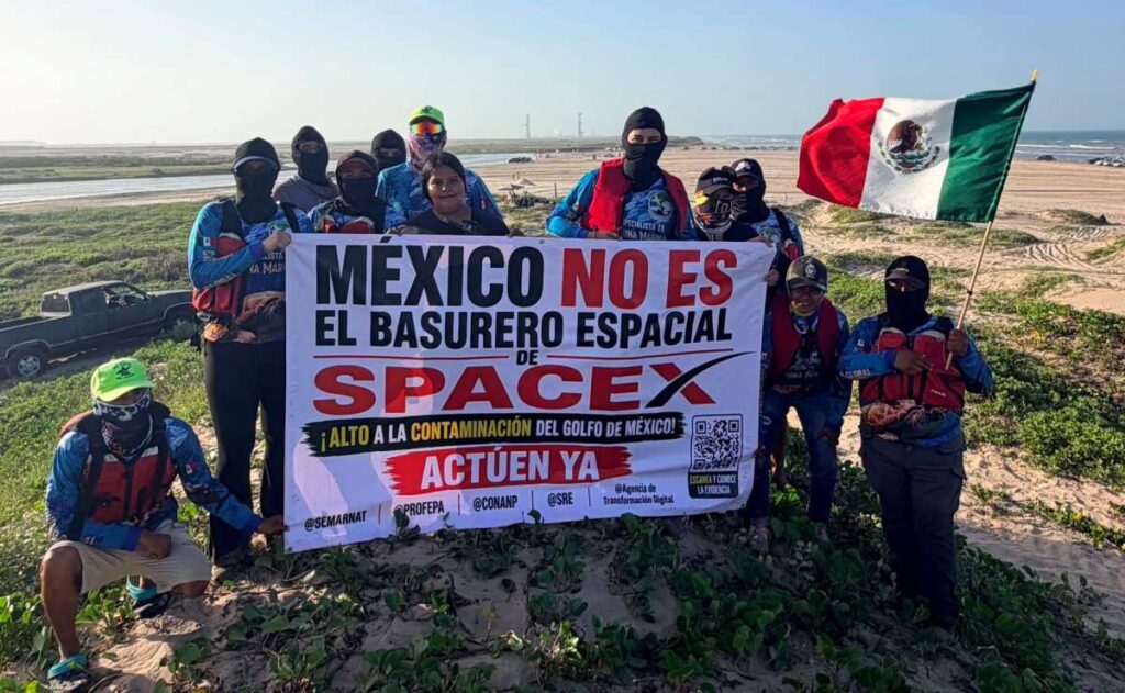 Activistas de Conibio Global protestan en playas de México contra la acumulación de desechos espaciales de SpaceX