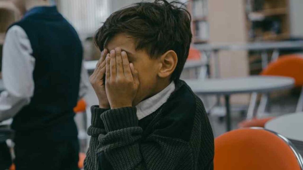 Estudiantes en el salón de clases durante jornada escolar en México
