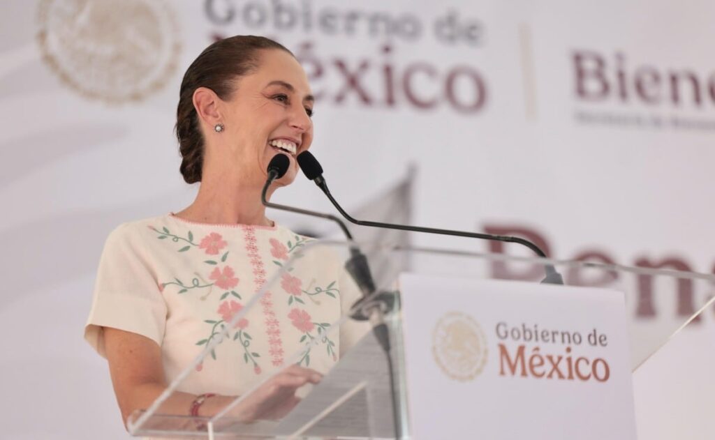 Sheinbaum reivindica legado de AMLO con pensión universal para adultos mayores Claudia Sheinbaum durante conferencia matutina hablando sobre la pensión universal para adultos mayores