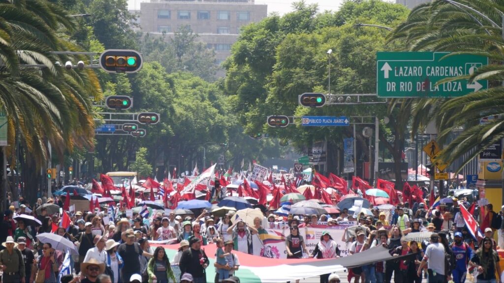 Manifestantes marchan en CDMX con banderas cubanas conmemorando el 73 aniversario del asalto al Cuartel Moncada