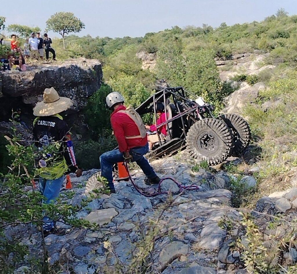 Vehículos todo terreno en zona natural de Tamaulipas durante evento deportivo 4x4
