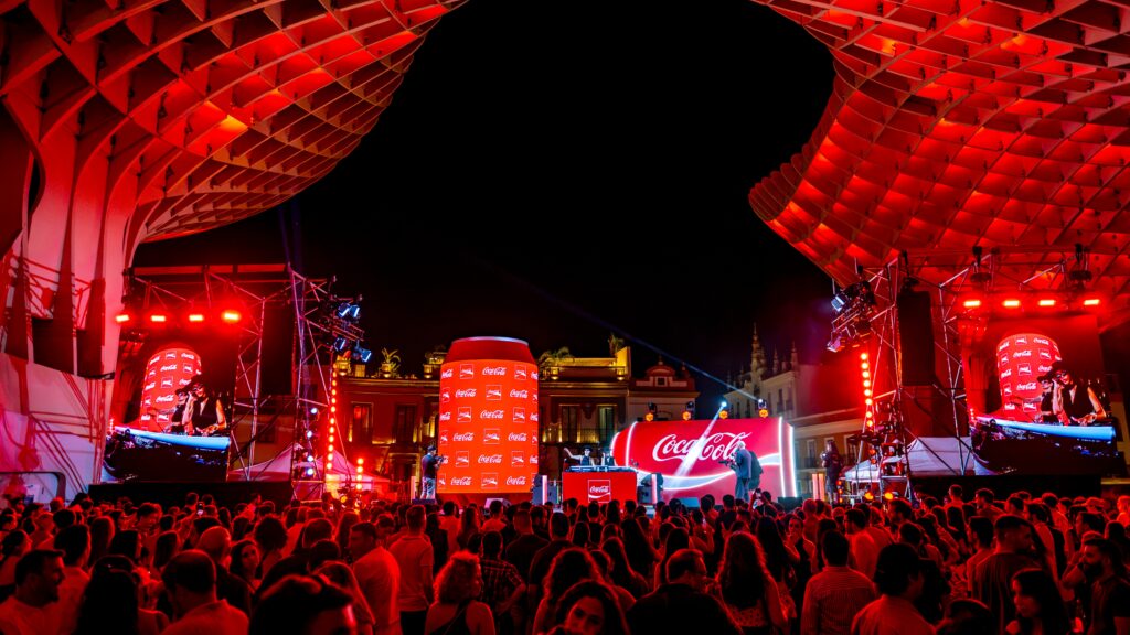 Coca-Cola presenta su nueva identidad visual en La Velada del Año VI en el Estadio de La Cartuja de Sevilla