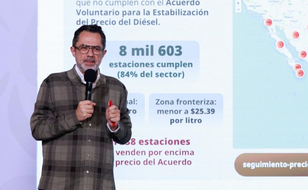 Estación de servicio expendiendo diésel en México con precios regulados por Profeco