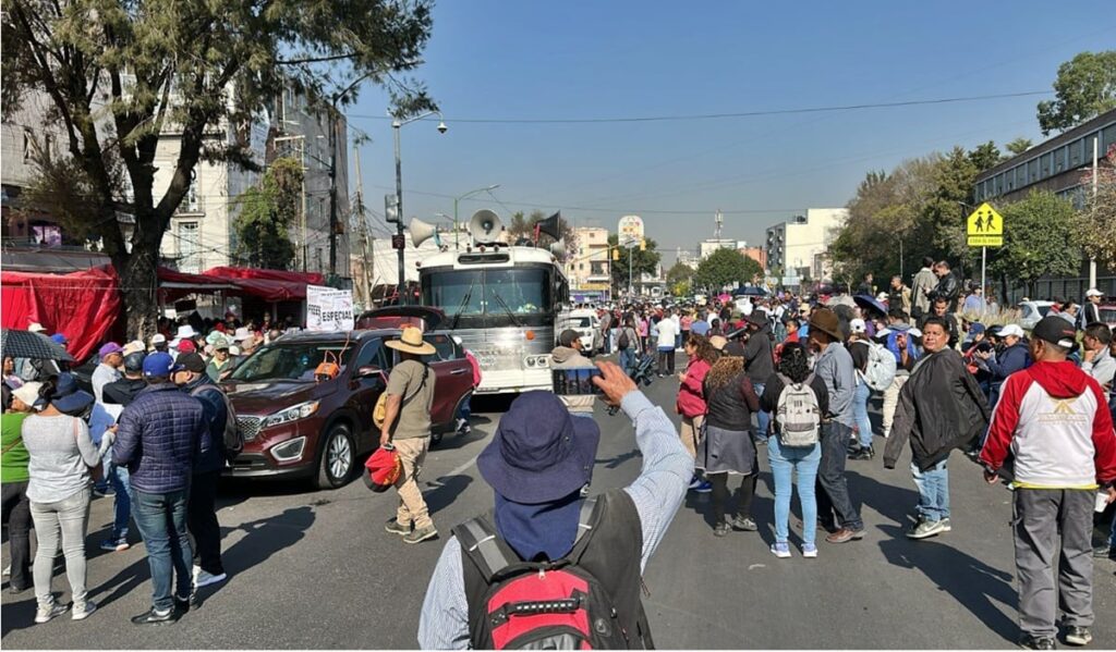 Aspirantes rechazados de la UNAM protestan en Ciudad Universitaria exigiendo ampliación de espacios educativos