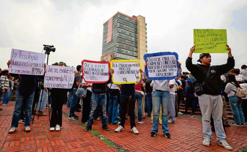 Aspirantes rechazados de la UNAM protestan en Ciudad Universitaria exigiendo reposición de examen presencial