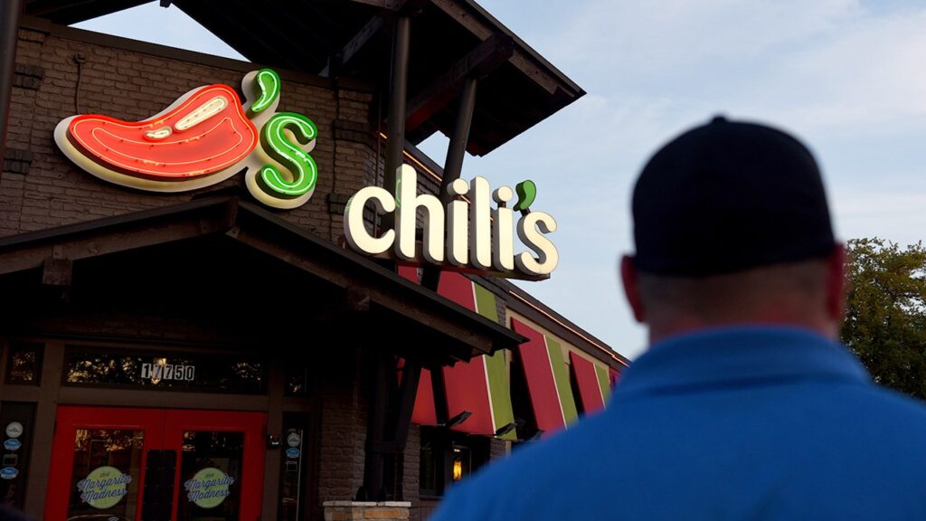Restaurante Chili's con diseño retro mostrando los icónicos booths rojos y decoración nostálgica de los años 90