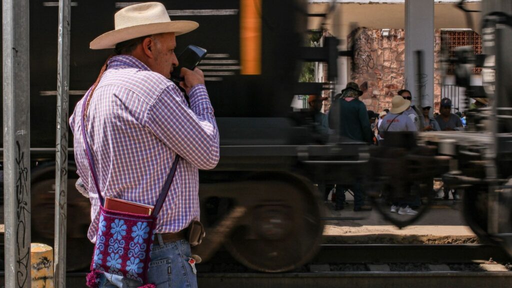 Marcha de trabajadores ferrocarrileros en calles de la Ciudad de México generando bloqueos viales el 28 de julio de 2026