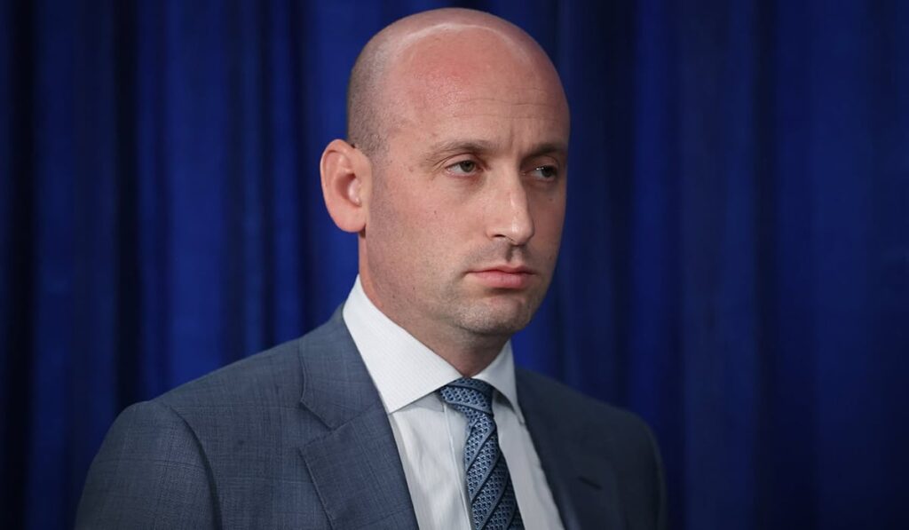 Stephen Miller, asesor de Seguridad Interior de Donald Trump, durante evento oficial en Estados Unidos