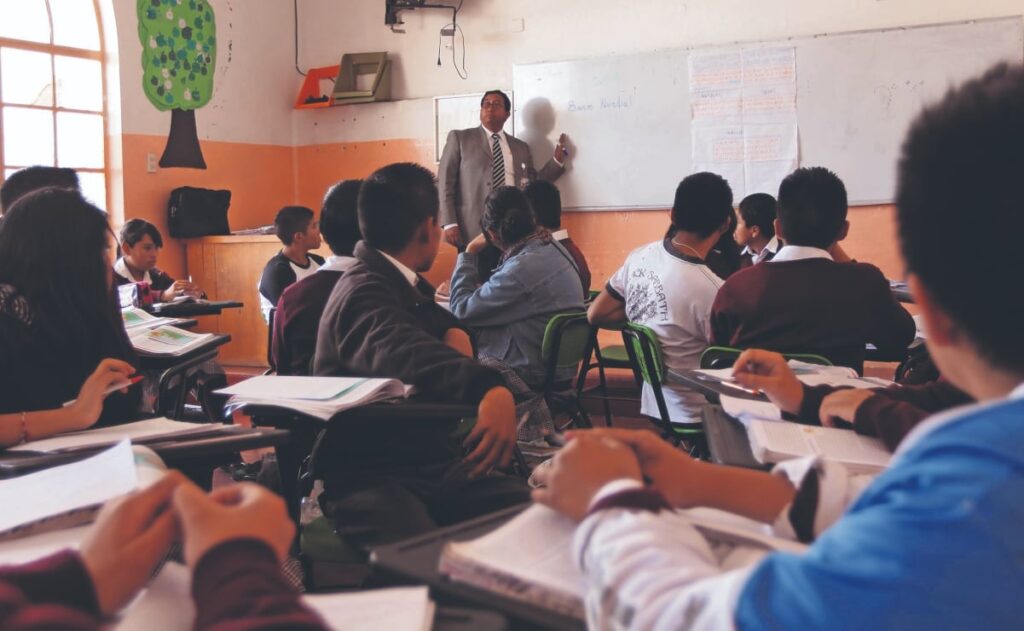 Estudiantes en salón de clases de escuela pública en México