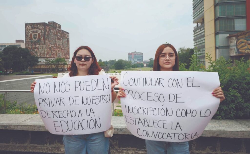 Aspirantes presentando examen de admisión a la UNAM en instalaciones universitarias