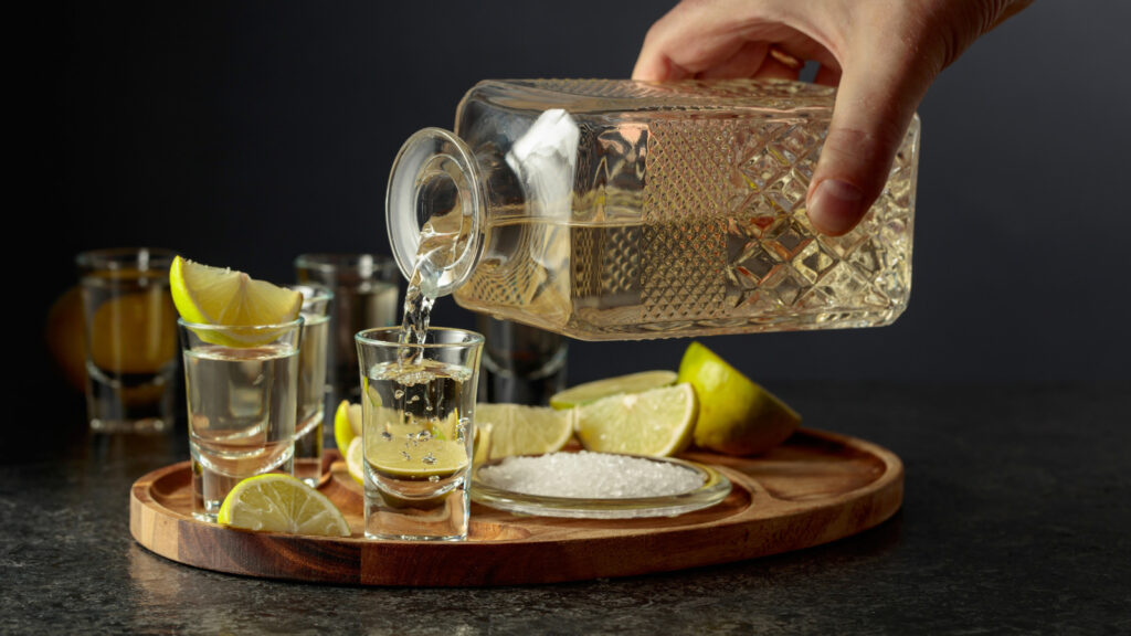 Botellas de tequila mexicano en barra, representando el alto consumo en Estados Unidos
