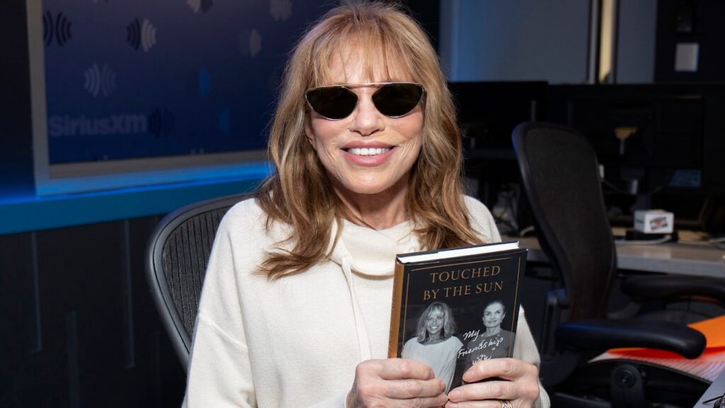 Carly Simon, cantautora estadounidense de 81 años, reveló que su Parkinson fue inicialmente confundido con artritis
