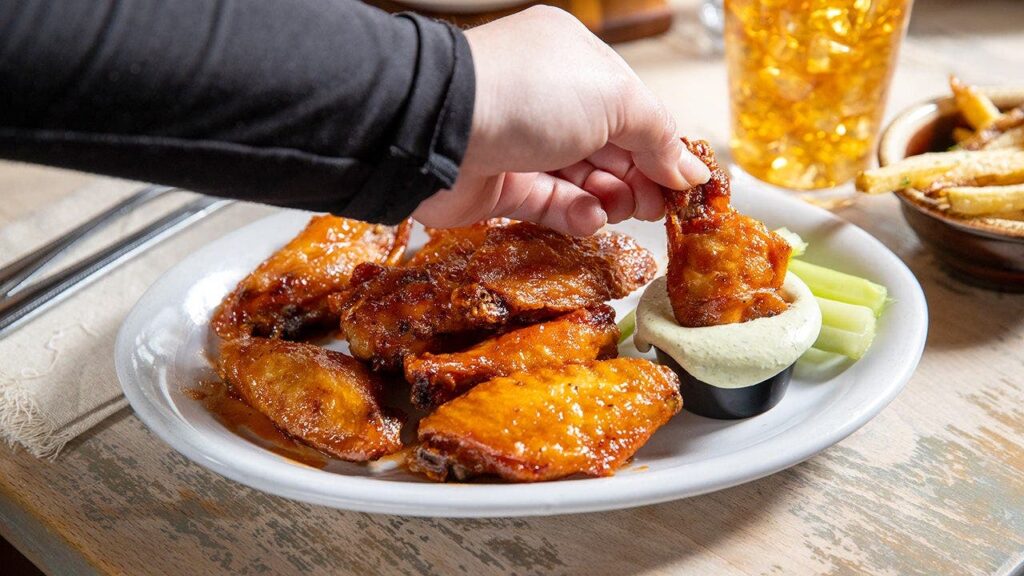 Alitas de pollo en restaurante de Estados Unidos, el precio mayorista baja pero los menús no reflejan la reducción