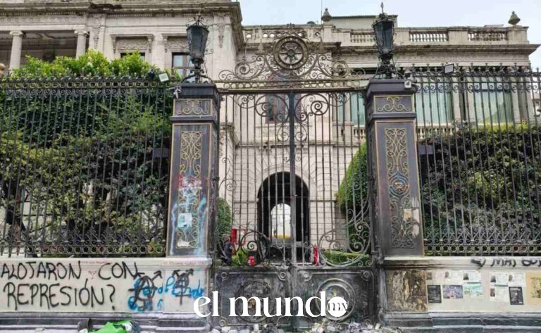 Personas trans y no binarias protestan con pintas y destrozos en Segob tras presunta cancelación de reunión