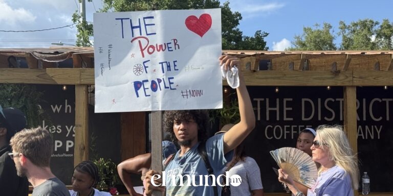 Más de 100 personas protestan en Mississippi para exigir respuestas sobre la muerte de joven tras viaje en bote del 4 de julio Más de 100 personas protestan en Mississippi para exigir respuestas sobre la muerte de joven tras viaje en bote del 4 de julio