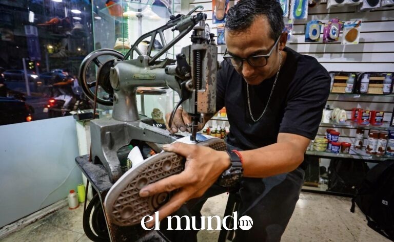 Zapatero de Tacubaya transforma tenis con playeras de fútbol y crea piezas únicas Eduardo Villeda, conocido como Eduardo Zapato, trabajando en su taller Mr. Shoes en Tacubaya donde personaliza tenis con playeras de fútbol