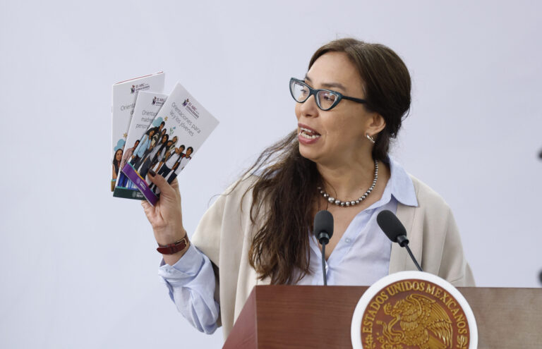 El Gobierno mexicano puso en marcha una estrategia nacional de educación emocional para adolescentes, con una hora semanal dedicada al bienestar socioemocional y 16 millones de guías para estudiantes, familias y docentes, en medio de la preocupación por episodios de violencia escolar y los riesgos que enfrentan los jóvenes en los entornos digitales.