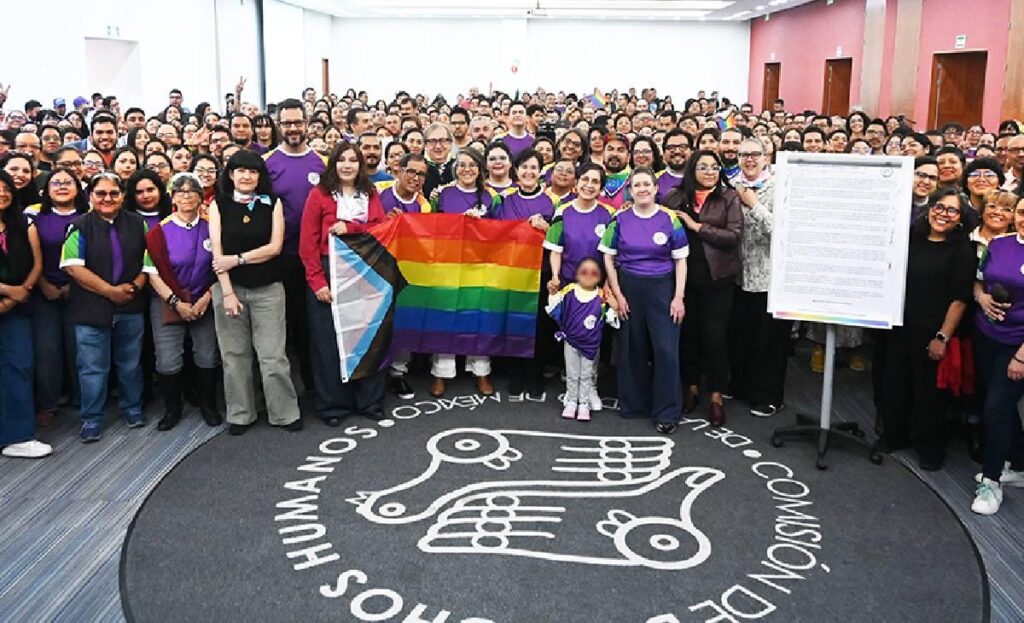 Discriminación laboral CDMX: mujeres, jóvenes y LGBTQ+ los más afectados | El Mundo MX Personas en entrevista laboral representando la discriminación en centros de trabajo de la CDMX