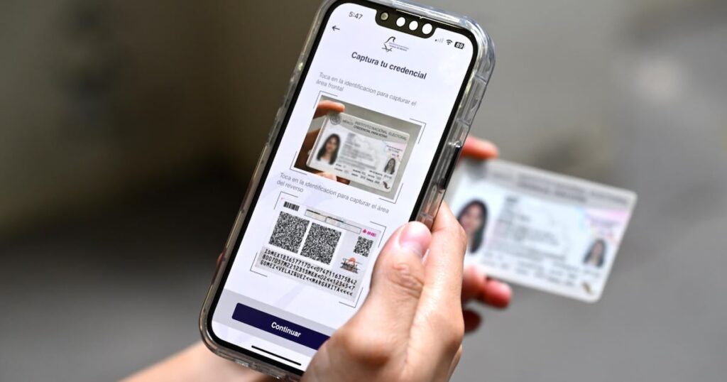 Credencial para votar del INE utilizada por mexicanos residentes en el extranjero para ejercer su derecho al voto