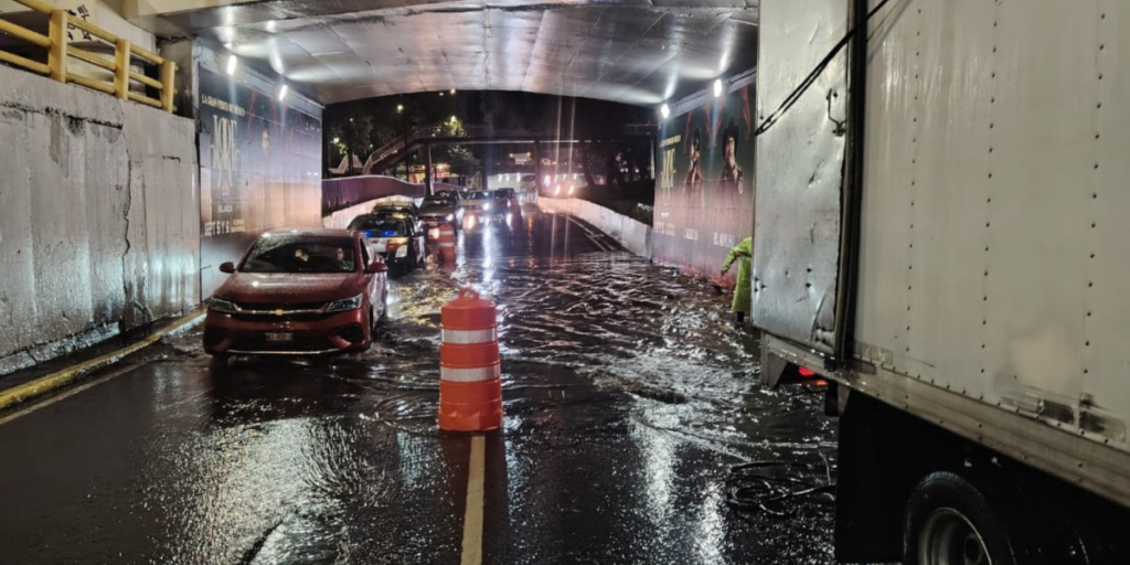 Vista de encharcamientos y afectaciones por lluvias intensas en la Ciudad de México, con equipos de emergencia trabajando en las zonas afectadas