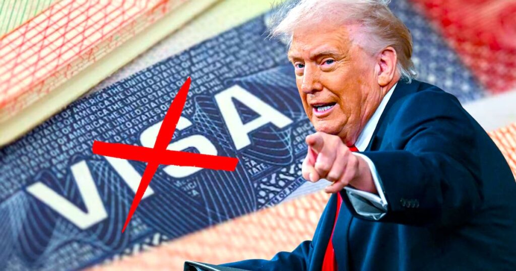 Pasaporte mexicano junto a visa americana de Estados Unidos sobre documentos de viaje