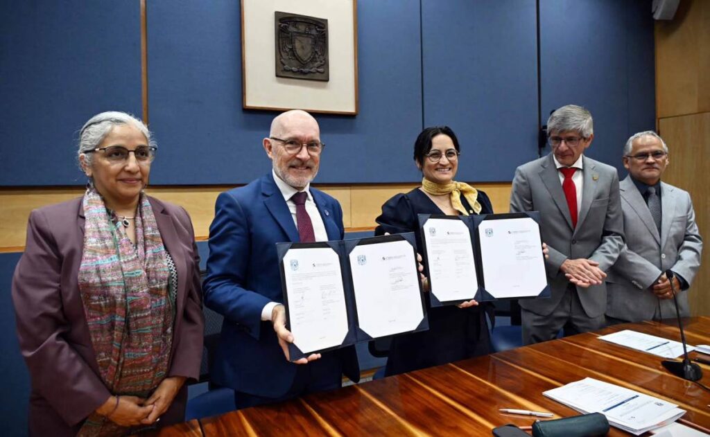 Representantes de la UNAM y la OTPCE durante la firma del convenio de colaboración para monitoreo sísmico y alertas de tsunami