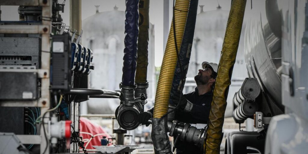 Plataforma petrolera con llamas de gas en el mar, representando el alza del 20% en precios del crudo por conflicto en Medio Oriente