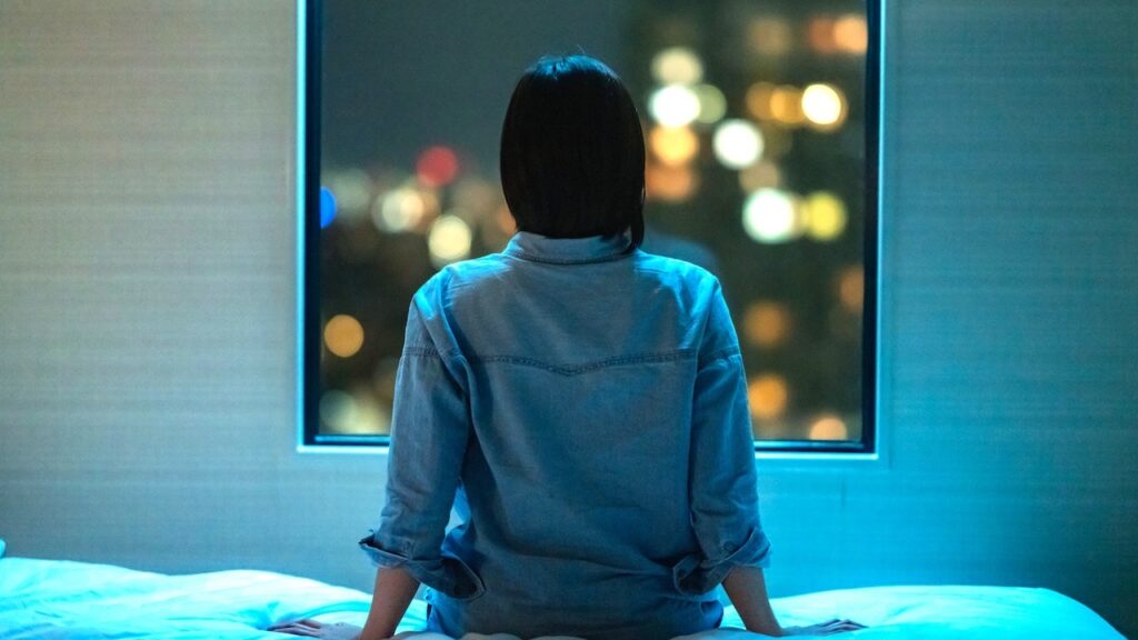 Vista aérea de un vecindario urbano con edificios de apartamentos y calles residenciales que ilustra cómo el entorno afecta la calidad del sueño
