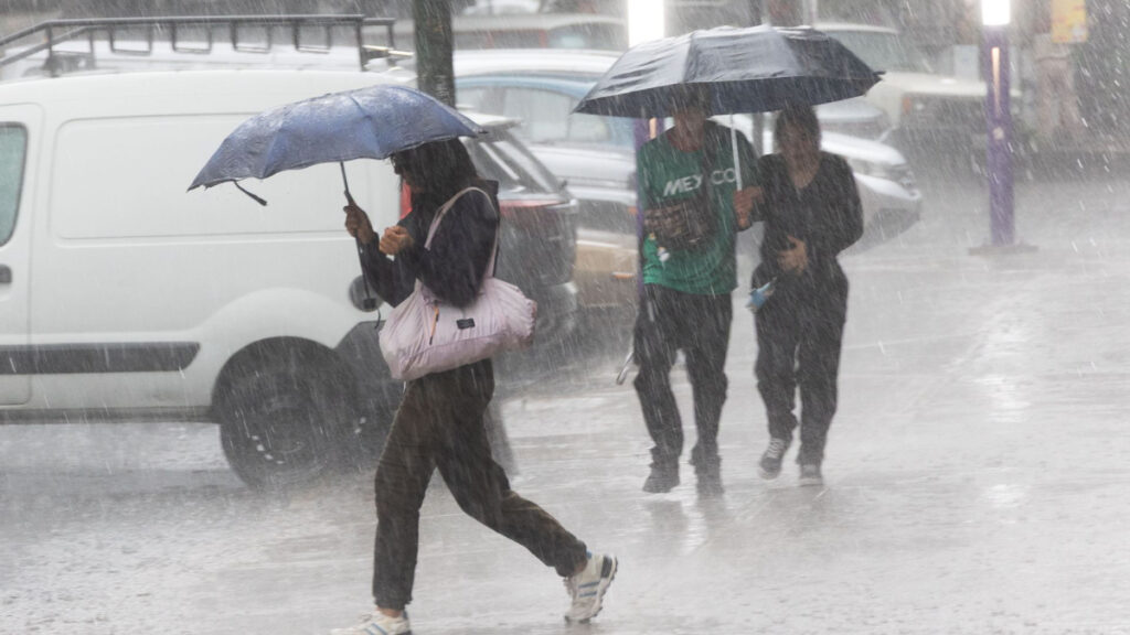 Cielo nublado sobre la Ciudad de México con nubes de tormenta que indican probabilidad de lluvias fuertes y granizo