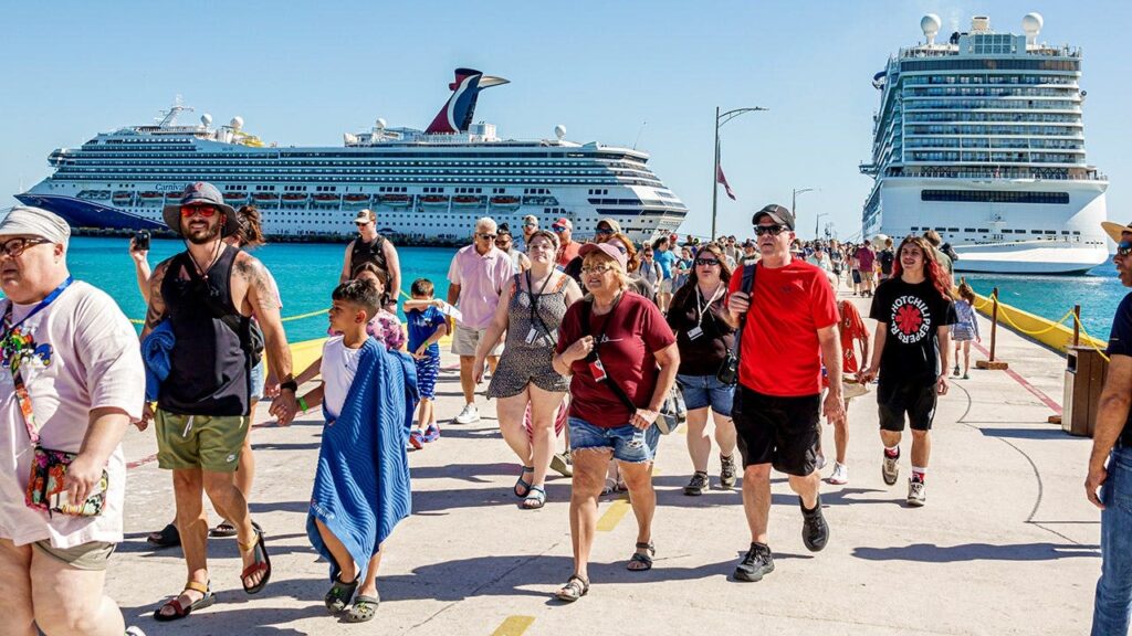 Crucero turístico atracado en puerto mexicano con pasajeros descendiendo