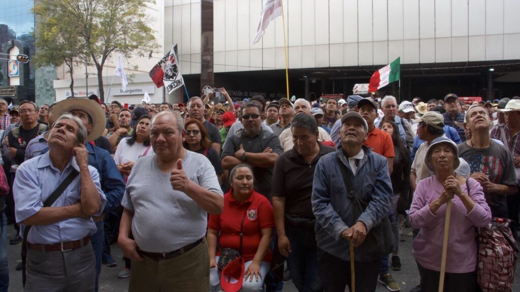 Contingente de trabajadores del Sindicato Mexicano de Electricistas marchando por calles del Centro Histórico de la Ciudad de México