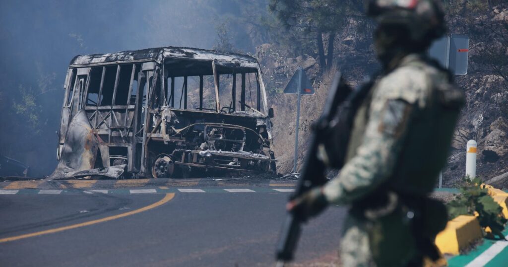 Agentes federales estadounidenses durante operativo contra el tráfico de armas y drogas vinculado al CJNG