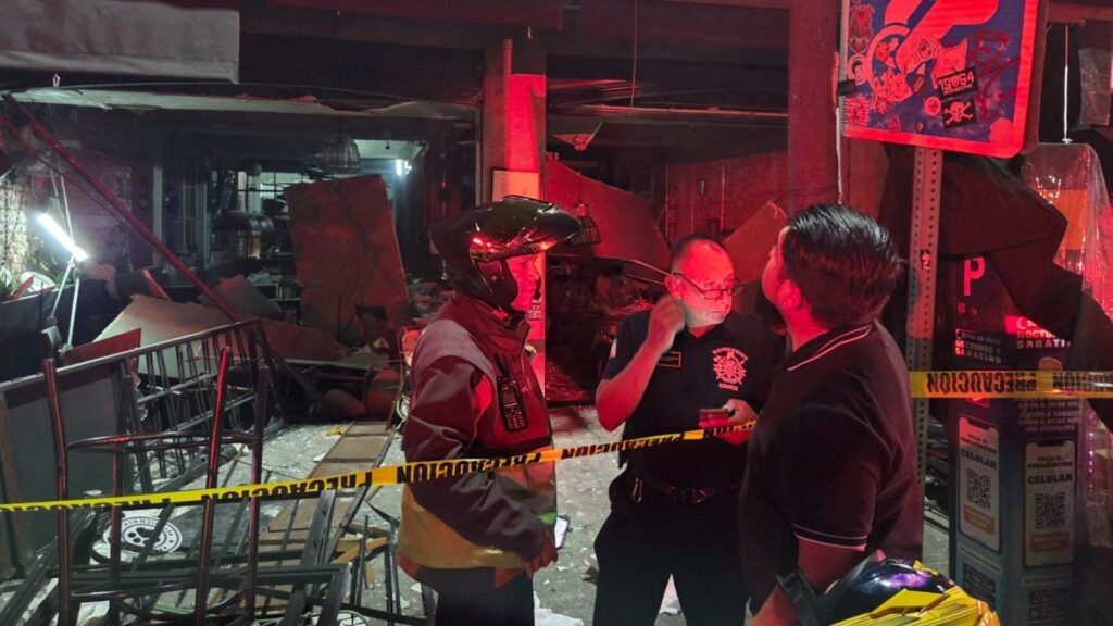 Escombros y daños en fachada del restaurante La Cabrera en colonia Roma Norte tras explosión por acumulación de gas