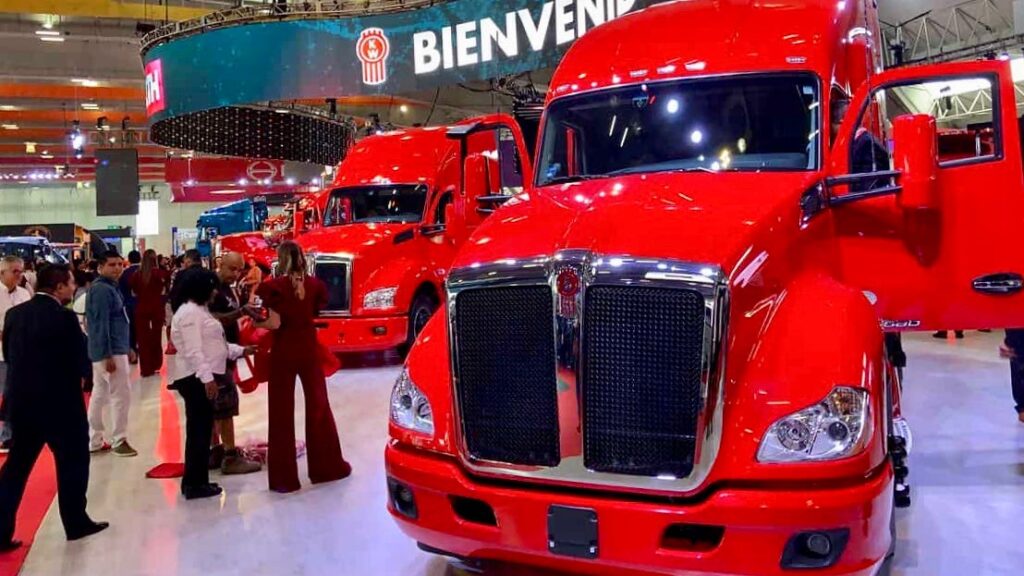Camiones pesados México: exportaciones suben 66.7% pero aranceles amenazan Camiones pesados de carga alineados en planta de ensamblaje mexicana listos para exportación