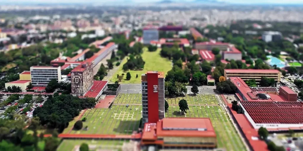Aspirantes formados en las inmediaciones del Palacio de los Deportes para presentar el examen de control presencial de la UNAM