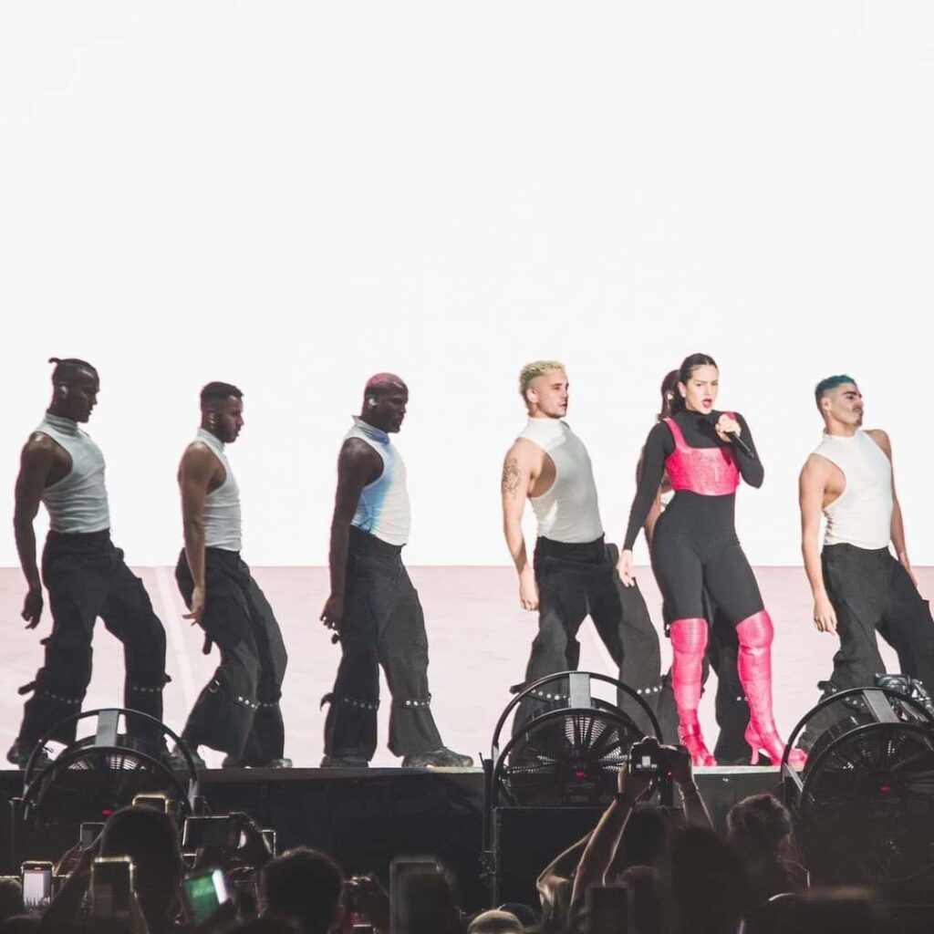 Rosalía en CDMX: 5 conciertos en Palacio de los Deportes este fin de semana Rosalía en concierto durante su gira LUX en México